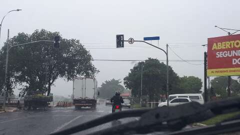 Em dia de chuva, semáforo desligado é transtorno a mais no trânsito da Capital