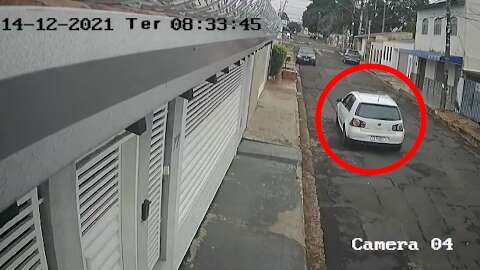Câmera flagra suspeitos em carro branco antes de atirar "por engano" em idosa 