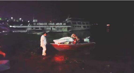 Idoso caiu de embarca&ccedil;&atilde;o durante trajeto ao banheiro, dizem bombeiros