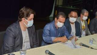 Assinatura foi durante reunião de comitê de combate ao Aedes aegypti. (Foto: Glenda Gabi/PMCG)