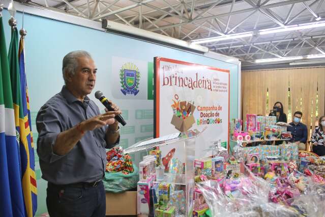 &ldquo;N&atilde;o d&ecirc; roupa, d&ecirc; brinquedo&rdquo;, diz Reinaldo ap&oacute;s arrecadar 21 mil presentes