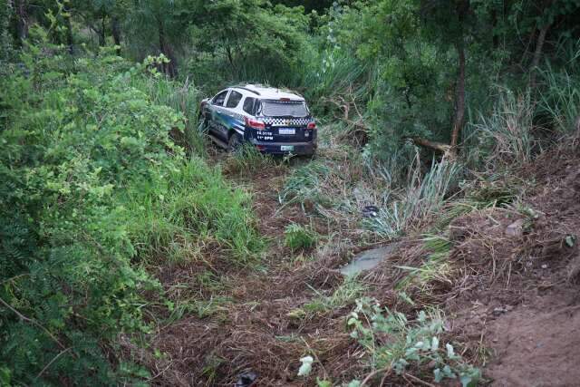 Ap&oacute;s estouro de pneu, viatura cai em barranco e 3 PMs ficam feridos