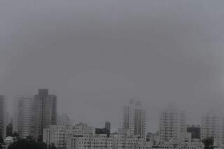 Prédios da Capital somem com a neblina desta manhã. (Foto: Marcos Maluf)