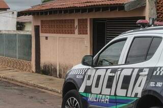 Polícia Militar no local onde ocorreu o crime. (Foto: Marcos Maluf)