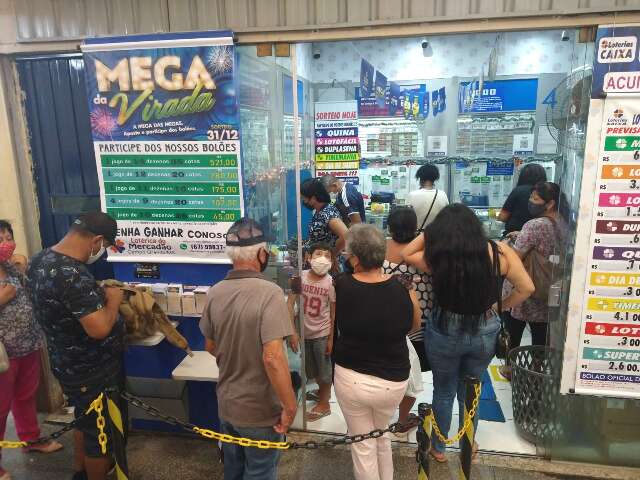 Aposta de Bolsonaro na Mega-Sena engorda fila em lot&eacute;rica do Mercad&atilde;o 