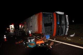 Veículo tombou durante viagem para a Bolívia, 57 pessoas estavam no ônibus. (Foto: Alvorada Informa)