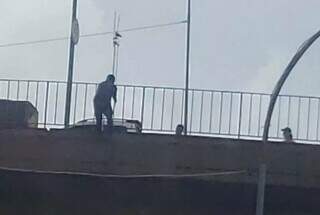 Rapaz se joga de pontilh&atilde;o, cai em c&oacute;rrego e &eacute; socorrido inconsciente