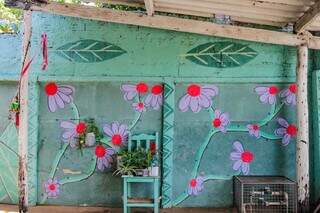 Muro florido pintado na casa de dona Maria. (Foto: Marcos Maluf)