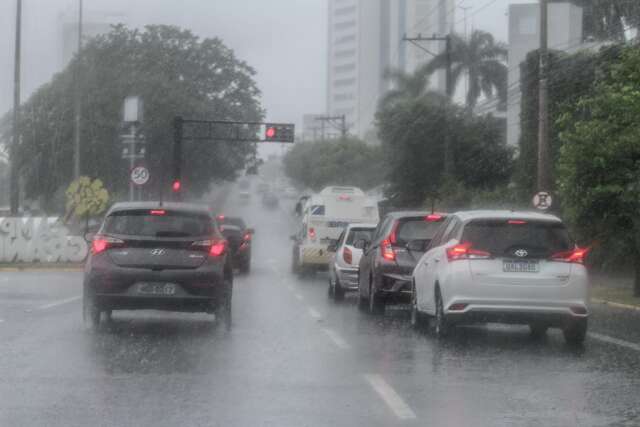 Chuva n&atilde;o d&aacute; tr&eacute;gua e Inmet refor&ccedil;a alerta para a Capital e outras 76 cidades