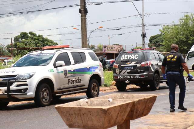 Moradores encontram cad&aacute;ver em terreno baldio na Guaicurus