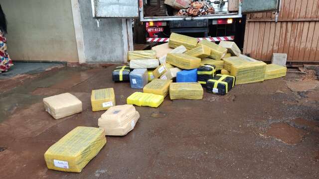 Pol&iacute;cia encontra duas toneladas de maconha em caminh&atilde;o que seguia para o Rio