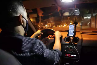 Motorista de aplicativo dirige em ruas de Campo Grande. (Foto Kísie Ainoã)