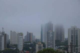 Neblina tomou conta do céu de Campo Grande pelo segundo dia consecutivo. (Foto: Henrique Kawaminami)