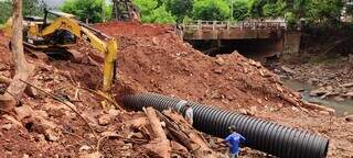 Obras na ponte sobre o Córrego Lagoa. (Foto: Sisep)