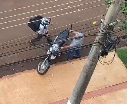 Motoentregadora &eacute; agredida e atacada com fac&atilde;o ap&oacute;s parar moto na cal&ccedil;ada
