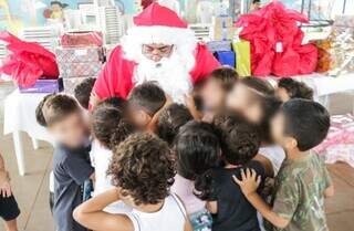 Papai Noel entregando presentes arrecadados para crianças em 2019. (Foto: TJMS/Divulgação)