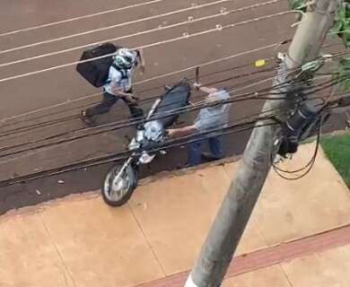 Motoentregadora é agredida e atacada com facão após parar moto na calçada