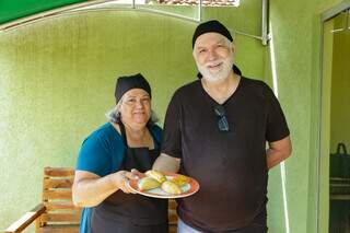 Ricardo e Juciara servindo a chipa grega, receita de uma das famílias que trouxe a chipa para a cidade. (Foto: Kísie Ainoã)