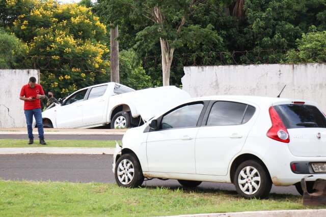Caminhonete colide em carro e destr&oacute;i muro da Base A&eacute;rea da Capital
