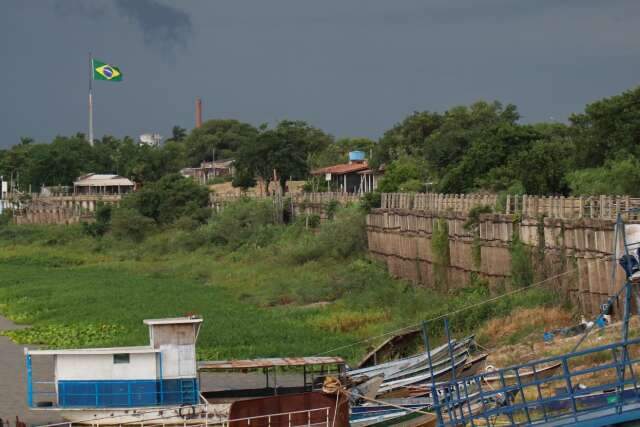 Cercada por dique para fugir da cheia, Murtinho assiste a seca do Rio Paraguai