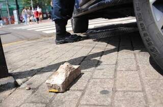 Pedra usada na briga ficou caída na calçada de Avenida. (Foto: Paulo Francis)