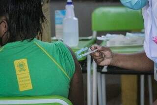 Adolescente sendo vacinada em escola de Campo Grande (Foto: Marcos Maluf/Arquivo)