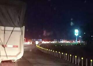 Batida entre caminh&atilde;o e carreta causa congestionamento no anel rodovi&aacute;rio  