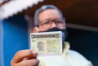 Condutor segurando carteira nacional de habilitação. (Foto: Paulo Francis | Arquivo)