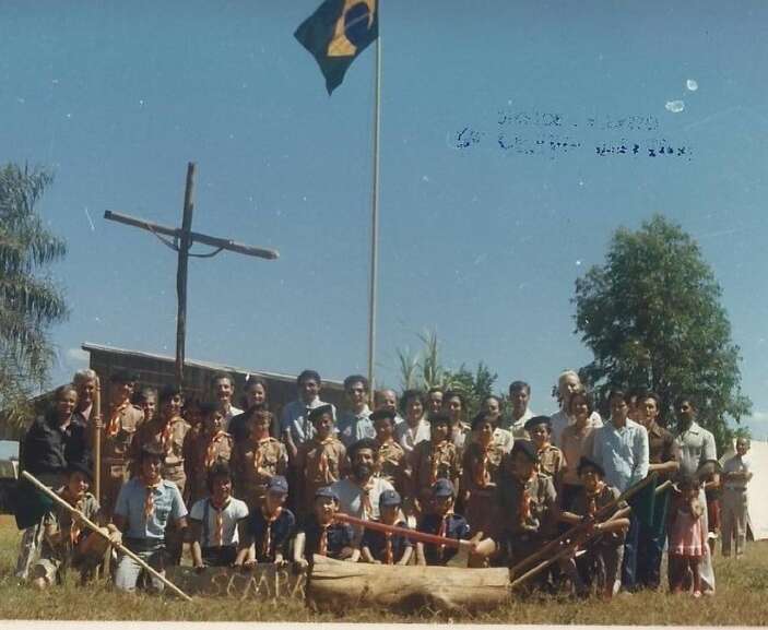Abril de 1982, pais e chefes do Grupo Escoteiro Paulo VI após a cerimônia de Promessa dos primeiros Lobinhos e Escoteiros do agrupamento.