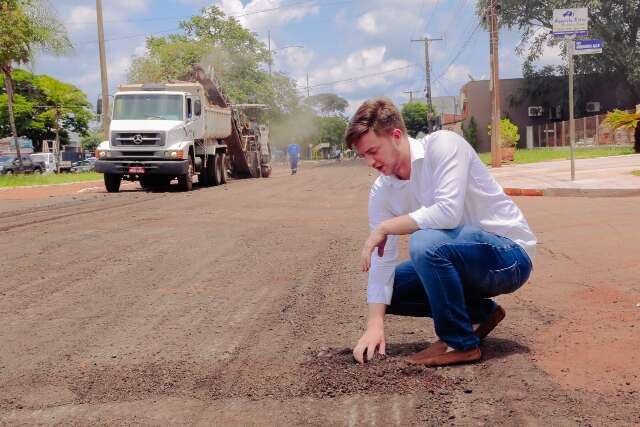 Com apoio do Estado, come&ccedil;a recapeamento de avenida central