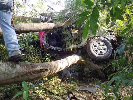 Caminhonete colide em prote&ccedil;&atilde;o de ponte, capota e passageiro de 48 anos morre 