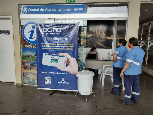 Barreiras sanit&aacute;rias vacinaram mais de 1,3 mil contra covid na Capital