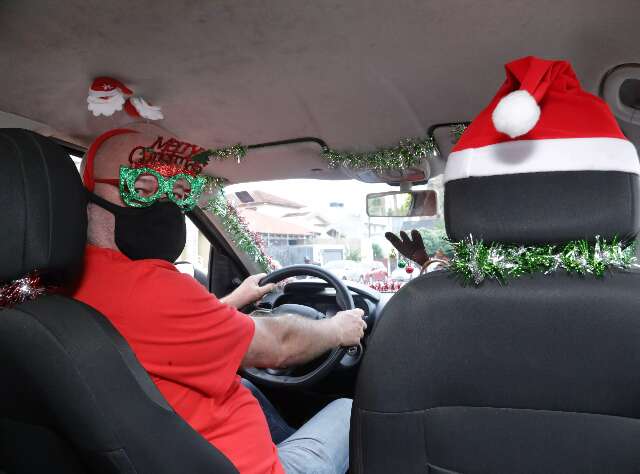 Emilio faz a alegria de passageiros com carro decorado para o Natal