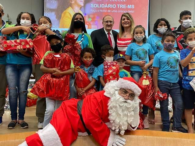 TRE-MS realiza entrega de presentes do Natal Solidário