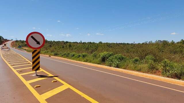 Governador entrega pavimenta&ccedil;&atilde;o de via que liga Nova Andradina ao IFMS