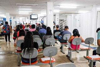 Trabalhadores aguardando atendimento na Fundação Social do Trabalho. (Foto: Arquivo/Campo Grande News)