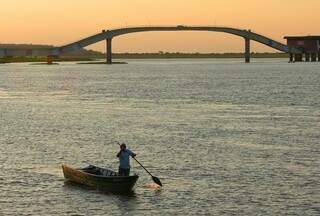 Pescador nas águas do Rio Paraguai. (Foto: Chico Ribeiro/divulgação)
