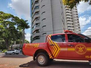 Andaime quase despenca e pintores de prédio ficam pendurados Andaime quase despenca e pintores de prédio ficam pendurados