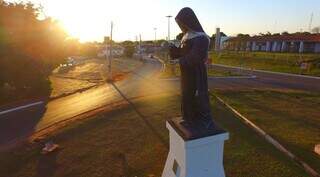 Monumento de figura religiosa na entrada do município de Santa Rita do Pardo. (Foto: Divulgação)