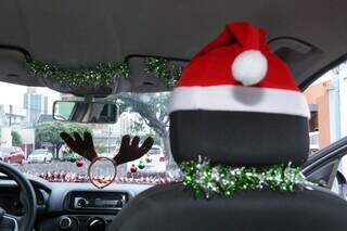 Carro tem guirlandas e gorrinho do Papai Noel. (Foto: Kísie Ainoã)
