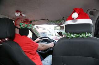 Emilio dentro do carro que recebeu decoração natalina. (Foto: Kísie Ainoã)