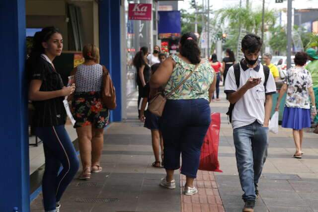 Mesmo com 1&ordf; parcela do d&eacute;cimo, movimento &eacute; baixo no com&eacute;rcio