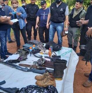 Armas, roupas e botas encontradas com guerrilheiros. (Foto: Divulgação)