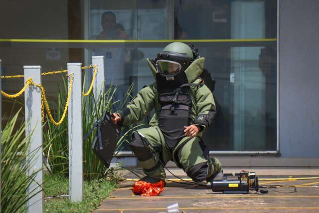 &quot;Pacote estranho&quot; levanta suspeita de bomba em banco e Bope isola &aacute;rea 