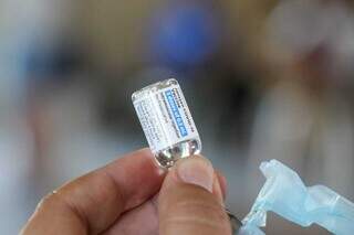 Dose de vacina janssen aplicada na Seleta (Foto: Henrique Kawaminami)