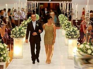Silvio Molina e a esposa durante festa de casamento da filha. (Foto: Facebook/Reprodução)