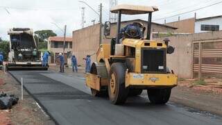 Equipes durante obras de pavimentação no Nova Lima. (Foto: Denilson Secreta | PMCG)