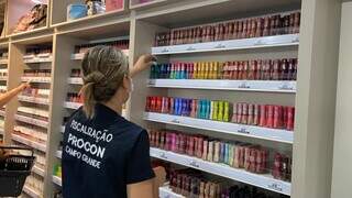 Pre&ccedil;o diferente na vitrine e no caixa faz Procon autuar loja de cosm&eacute;ticos