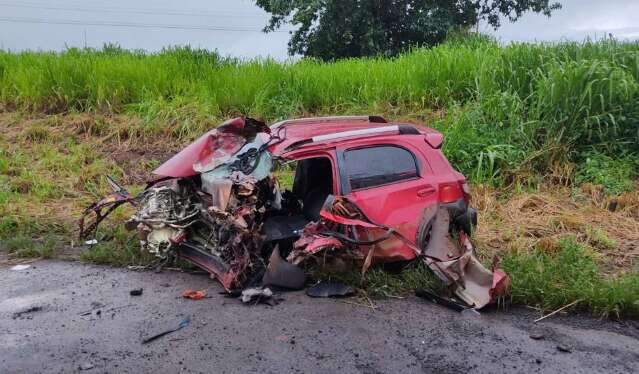 Motorista &eacute; socorrido em estado grave depois de colidir carro em carreta