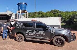 Policiais chegando na delegacia com presos suspeitos de assassinato em Corumbá. (Divulgação)